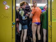 Passagiere ohne Unterhose: U-Bahnfahrgäste nur in Unterhosen bei der Aktion «No Pants Subway Ride» am Sonntag in Berlin. (Bild: KEYSTONE/EPA/CLEMENS BILAN)