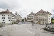 Die Markierungen werden verschwinden. Der gesamte Platz und die einmündenden Strassen werden im Zuge der Neugestaltung des Landsgemeindeplatzes in Trogen im kommenden Jahr gepflästert. (Bild: Hanspeter Schiess, 17. April 2017)