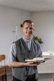 Piotr Zaba in der Kapelle bei der Unteren Waid. (Bild: Thomas Hary)
