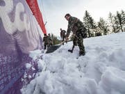 Die Strecke am Lauberhorn ist bereit, doch noch müssen diverse Sicherheitsnetze befestigt werden (Bild: KEYSTONE/CHRISTIAN BEUTLER)