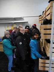 Grossandrang für die richtige Schlittschuhwahl bei «Eismeister» Kurt Wittwer. (Bild: Ruedi Wechsler)