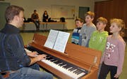 Wer am Musical Joseph mitwirken möchte, kam ums Vorsingen nicht herum. Die Kinder und Jugendlichen meisterten dieses ohne Hemmungen. (Bild: Urs Huwyler)