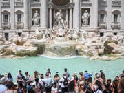 Wenn fast jeder Tourist und jede Touristin eine Münze über die Schulter in den Trevi-Brunnen wirft, kommt da so einiges zusammen in Rom. (Bild: KEYSTONE/AP/ALESSANDRO DI MEO)