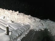 Die Bonaloch-Lawine verschüttet die Saxerbergstrasse an zwei Stellen über insgesamt rund 60 Meter. (Bild: PD)