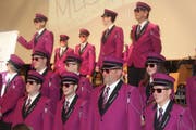 Mitglieder der Musikgesellschaft in neuer Uniform. (Bild: Manuela Bruhin)