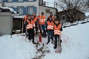 Neun Bazenheider Jungwächtler waren am letzten Samstag unterwegs und schaufelten rund 150 Hydranten frei. (Bild: Beat Lanzendorfer)