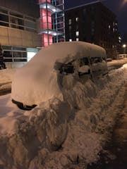 Parkbusse im Schnee: Das eingeschneite und zugepfadete Auto im Lachen-Quartier bekam einen Bussenzettel unter den Scheibenwischer geklemmt, weil es ohne Bewilligung in der Erweiterten Blauen Zone parkiert ist. Immerhin: Um den Bussenzettel platzieren zu können, musste auch die Polizei arbeiten. (Bilder: PD - 12. Januar 2019)