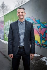 Fabrizio Hugentobler vor der Graffitiwand bei der Badi Frauenfeld. (Bild: Andrea Stalder)