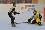 Felipe Sturla (am Ball) erzielt zwei Penalty-Tore gegen Montreux. (Bild: Urs Hanhart, Seedorf, 11. November 2018)