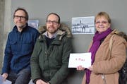 Andreas Aechbacher, Vater der verhinderten Svenja (3. Preis), Daniel Bachofen (2. Preis) und neben ihrer erstprämierten Fotografie Regina Rosin in der Kunsthalle Arbon. (Bild: Max Eichenberger)