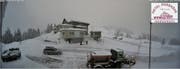 Auf der Passhöhe, 1406 Meter über Meer, wird der Parkplatz vom Schnee befreit. Bild: Webcam