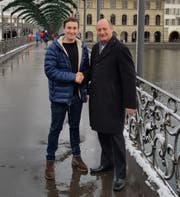 Marco Baumann (links) und sein Vorgänger Reto Kessler auf dem Luzerner Rathaussteg. Bild: PD