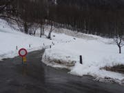 Die verschüttete Saxerbergstrasse bleibt bis auf weiteres gesperrt. (Bild:PD)