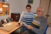 Rosmarie und Otto Peter betreuen den Mahlzeitendienst im heimischen Büro. (Bild: Monika Wick)