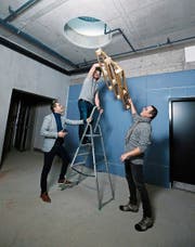Ibrahim Alic, Patrick Wismer und Daniel Mock (von links) im Rohbau ihres Lokals in der Suurstoffi. (Bild: Stefan Kaiser (Rotkreuz, 14. Januar 2019))