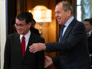 Der russische Aussenminister Sergej Lawrow begrüsst seinen japanischen Amtskollegen Taro Kono vor Gesprächen in Moskau. (Bild: KEYSTONE/AP/ALEXANDER ZEMLIANICHENKO)