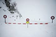 Die Strasse zwischen Andermatt und Realp (Bild) ist ebenso gesperrt wie die Strasse zwischen Göschenen und Andermatt. (Bild: Urs Flüeler / Keystone (Andermatt, 13. Januar 2019))