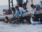Taucher in Indonesien haben zweieinhalb Monate nach dem Absturz eines Lion-Air-Flugzeugs auch die zweite Blackbox mit den aufgezeichneten Cockpit-Stimmen gefunden. (Bild: KEYSTONE/AP/TATAN SYUFLANA)