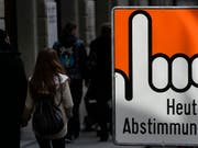 Der Bund und die Kantone haben gemeinsam die App «VoteInfo» geschaffen. Diese bietet an Abstimmungssonntagen laufend Resultate. (Bild: KEYSTONE/JEAN-CHRISTOPHE BOTT)