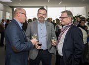 Die drei Kandidaten für das Gemeindepräsidium von Bottighofen: Matthias Hofmann, Beat Müller und Michael Thurau. Hier stossen sie nach der Bekanntgabe der Ergebnisse des ersten Wahlganges an. (Bild: Reto Martin)