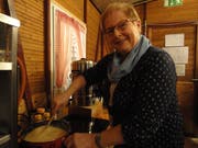 Die «Wirtin» des Arena Beizli, Trudy Wittwer, beim Vorbereiten des Fondues. (Bild: Ruedi Wechsler)