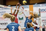 Die Luzernerin Chiara Wigger (rechts) scheitert am Block von Obwaldens Annayka Legros. Lisa Müller (links) und Michaela Nussbaumer müssen tatenlos zusehen. Bild: Eveline Beerkircher (Sarnen, 12. Januar 2019)
