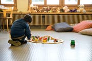 Ein Kind beim Spielen im Bundesasylzentrum auf dem Glaubenberg. (Archivbild: Manuela Jans- Koch)