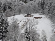 Nicht ganz so gefährlich, aber auch nicht harmlos: Gleitschneelawine über dem Dorf Muotathal. Bild: Geri Holdener / Bote der Urschweiz