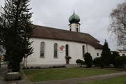 Kirchengänger müssen draussen bleiben: Der Zutritt zur katholischen Kirche Steinach ist aus Sicherheitsgründen verboten. (Bild: Martin Rechsteiner)
