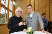 Referent Gerd Ganteför und Gemeinderat Adrian Giger stossen an. (Bild: Hana Mauder Wick)