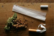 Die Zutaten für einen Joint: Hanf, Tabak, Zigarettenpapier und ein Filter. (Bild: Alessandro Della Bella/KEY)