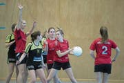 Die Willisauerin Jasmin Bürli (am Ball), beobachtet von der Menznauerin Jana Zemp (Nummer 11). Das Derby endet schliesslich unentschieden. (Bild: Boris Bürgisser (Luzern, 13. Januar 2018)