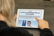 Eine Frau liest den Brief des Präsidenten. Bild: Jean-François Frey/Keystone (13. Januar 2019)