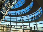 Berlin und ein Besuch im Reichstagsgebäude sind bei Touristen beliebt. (Bild: KEYSTONE/WALTER BIERI)