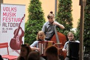 Volksmusikfestival Altdorf: Auf der «Stubetä»-Bühne Schützenmatt traten im vergangenen Jahr auch Nachwuchsformationen auf. (Bild: Urs Hanhart, Altdorf, 19. Mai 2018)