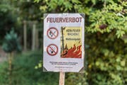 Im Sommer 2018 allgegenwärtig: Feuerverbotstafeln bei Wäldern wegen extremer Trockenheit. (Bild: Hanspeter Schiess)