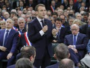 Emmanuel Macron spricht vor rund 600 Bürgermeistern in der Gemeine Grand Bourgtheroulde in der Normandie. (Bild: Keystone/AP/PHILIPPE WOJAZER)