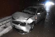 Der Schneematsch wurde einem 28-Jährigen Autofahrer zum Verhängnis. Beim Unfall verletzte er sich und musste vom Rettungsdienst ins Spital gebracht werden. (Bild: Kapo)