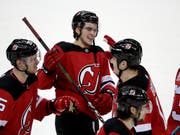 Nico Hischier jubelt gemeinsam mit seinen Teamkollegen über einen Treffer (Bild: KEYSTONE/AP/JULIO CORTEZ)