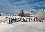 Kaum machen der Sturm und die Wolken der Sonne Platz, sind schon die ersten Gäste wieder auf der Piste. (Bild: PD)