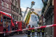 Die Feuerwehren von Steckborn, Frauenfeld, Kreuzlingen und Weinfelden löschen den Altstadtbrand. (Bild: Reto Martin (Steckborn, 21. Dezember 2015))