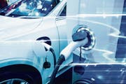 Der Schadstoffausstoss auf Schweizer Strassen soll unter anderem mit mehr Elektroautos massiv gesenkt werden. (Bild: Getty)