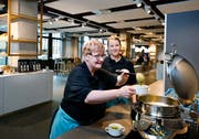 Für Renate Warnier (vorn, mit Teamleiterin Andrea Sidler) ist im neuen Restaurant ein Traum wahr geworden. (Bild: Stefan Kaiser (Baar, 15. Januar 2019))
