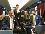 Die Mitglieder des Familienunternehmens im neuen Reisebus: Roman, Rahel, Josua und Dominik Scheiwiller. (Bild: Samuel Koch)
