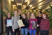 Michelle Dietz (Zweite von links) und Sarah Bocek (Dritte von rechts) waren die Chefredaktorinnen der Schülerzeitung «Etcetera». (Bild: Andrea Zinndorf)