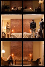 Grosser Glaskasten mit sechs Räumen: Teil des Bühnenaufbaus für das Stück «Hotel Strindberg» am Theater Basel. (Bild: Reinhard Maximilian Werner)