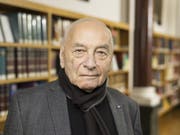Der schweizerisch-bolivianische Dichter Eugen Gomringer übergibt sein Archiv dem Schweizerischen Literaturarchiv. (Bild: Keystone/GAETAN BALLY)