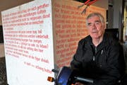 Der Solothurner Künstler Schang Hutter hat auf dem Sarner Landenberg auch eine Version seiner bekannten Plastik Shoah aufgestellt. (Bild: Romano Cuonz (Sarnen, 19. Oktober 2018))