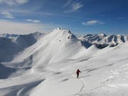Die Lawinengefahr auf dem Alpenkamm ist immer noch auf Stufe vier - also «gross». Kritisch ist die Situation abseits der Pisten (Symbolbild). (Bild: KEYSTONE/ARNO BALZARINI)