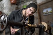 Andreas Hagmann bei der Arbeit – ein Lindauerli schmauchend. (Bilder und Video: Michel Canonica)